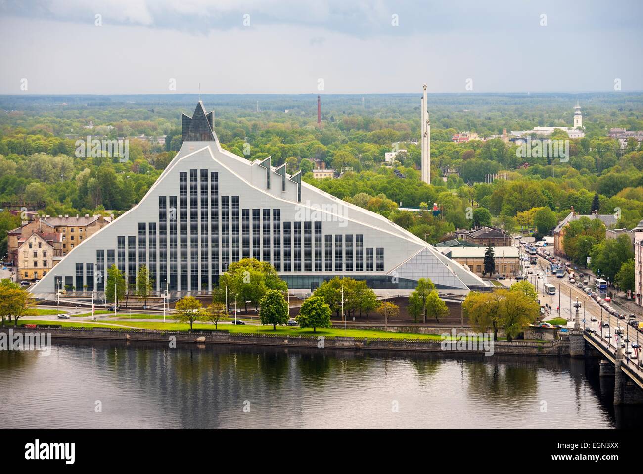 Riga, Lettonie. La Bibliothèque nationale de Lettonie vu après la fin de l'été 2014. SW à travers le fleuve Daugava Banque D'Images