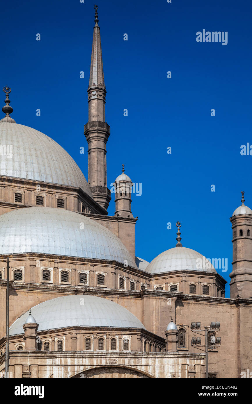 Les dômes de la grande mosquée de Mohammed Ali Pasha ou mosquée de La Citadelle du Caire. Banque D'Images