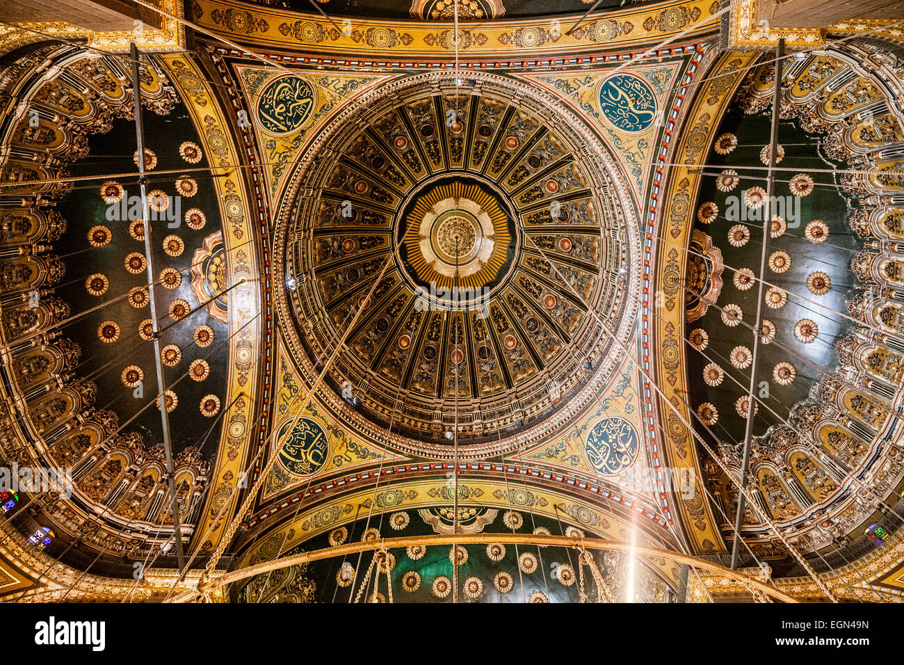 L'intérieur de la coupole de la grande mosquée de Mohammed Ali Pasha ou mosquée de La Citadelle du Caire. Banque D'Images