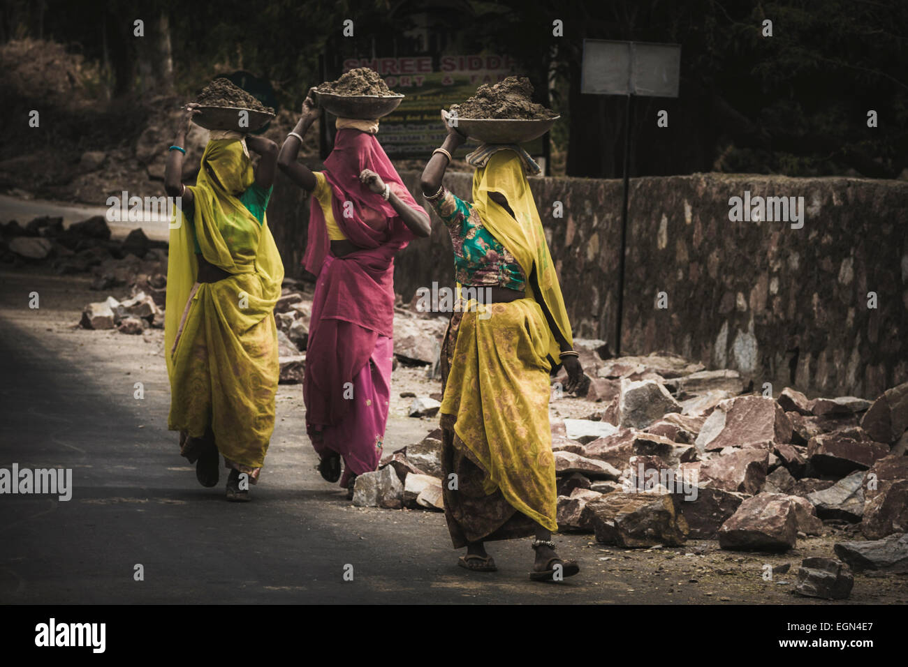 Mason Les femmes dans un village près d'Udaipur, Rajasthan Banque D'Images