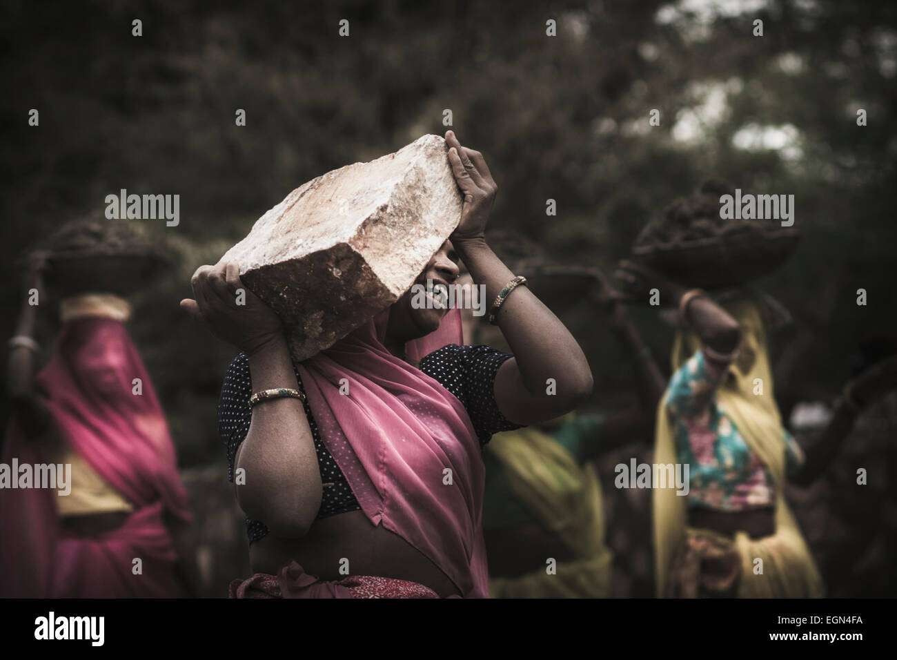 Mason Les femmes dans un village près d'Udaipur, Rajasthan Banque D'Images