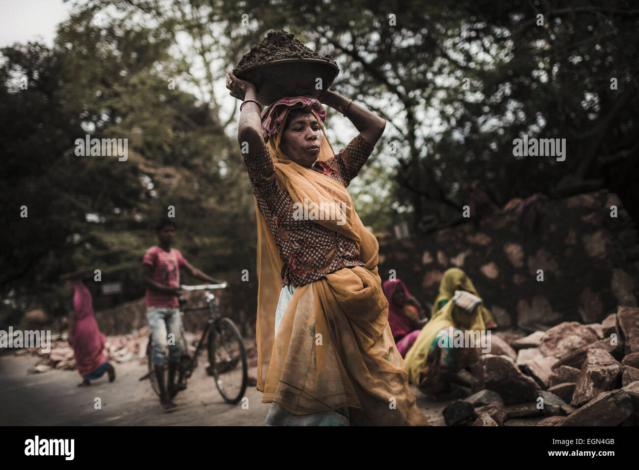 Mason Les femmes dans un village près d'Udaipur, Rajasthan Banque D'Images