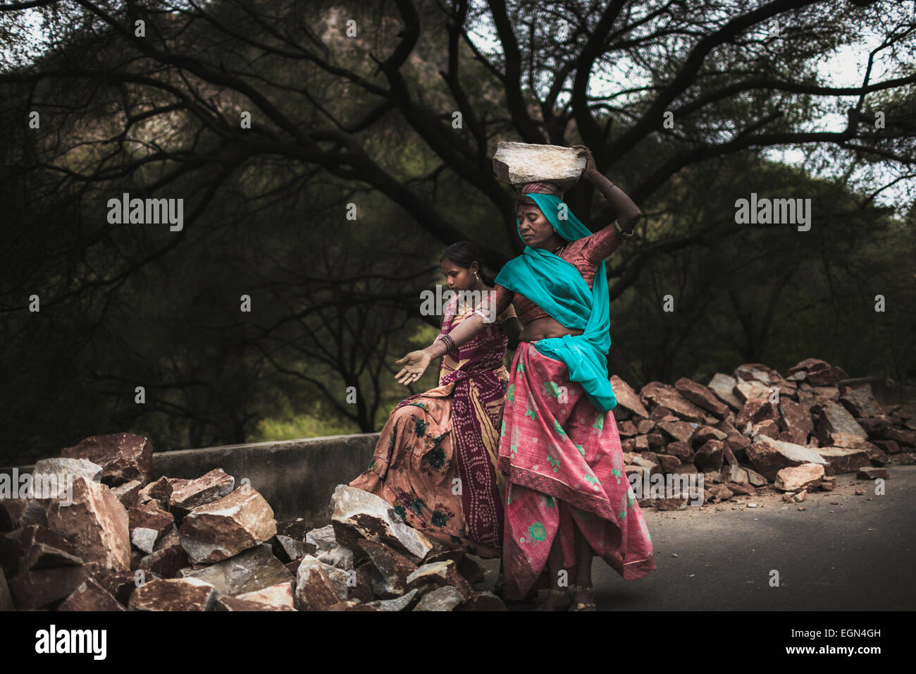 Mason Les femmes dans un village près d'Udaipur, Rajasthan Banque D'Images