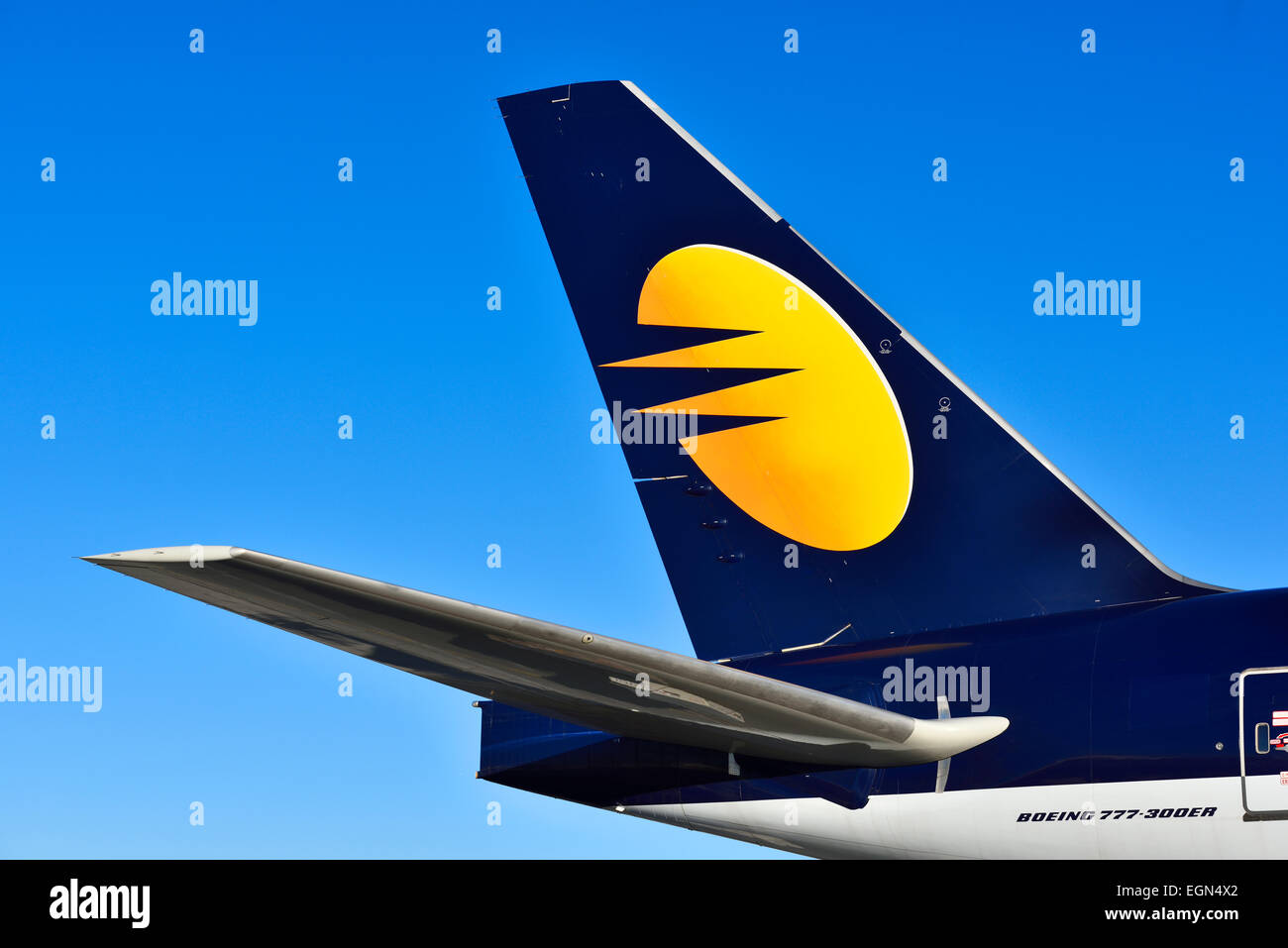 Jet Airways, Boeing, b 777-300, avion, avion, avion, aile, winglet, stabilisateur, soleil, ciel bleu, de la circulation, Banque D'Images