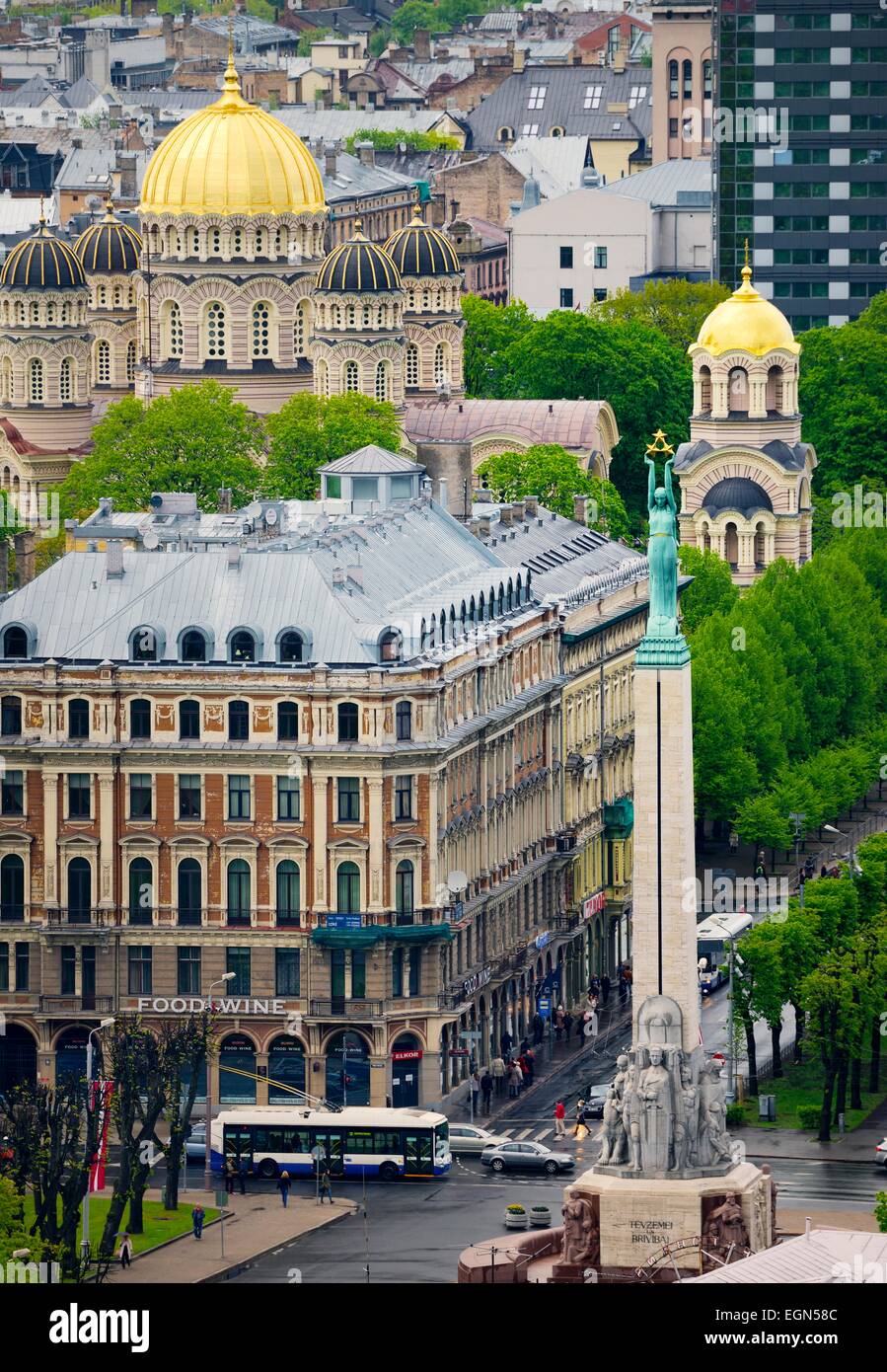 Riga Lettonie. Au cours de la N.E. du Monument de la liberté à l'or les dômes de la cathédrale de la Nativité du Christ Banque D'Images