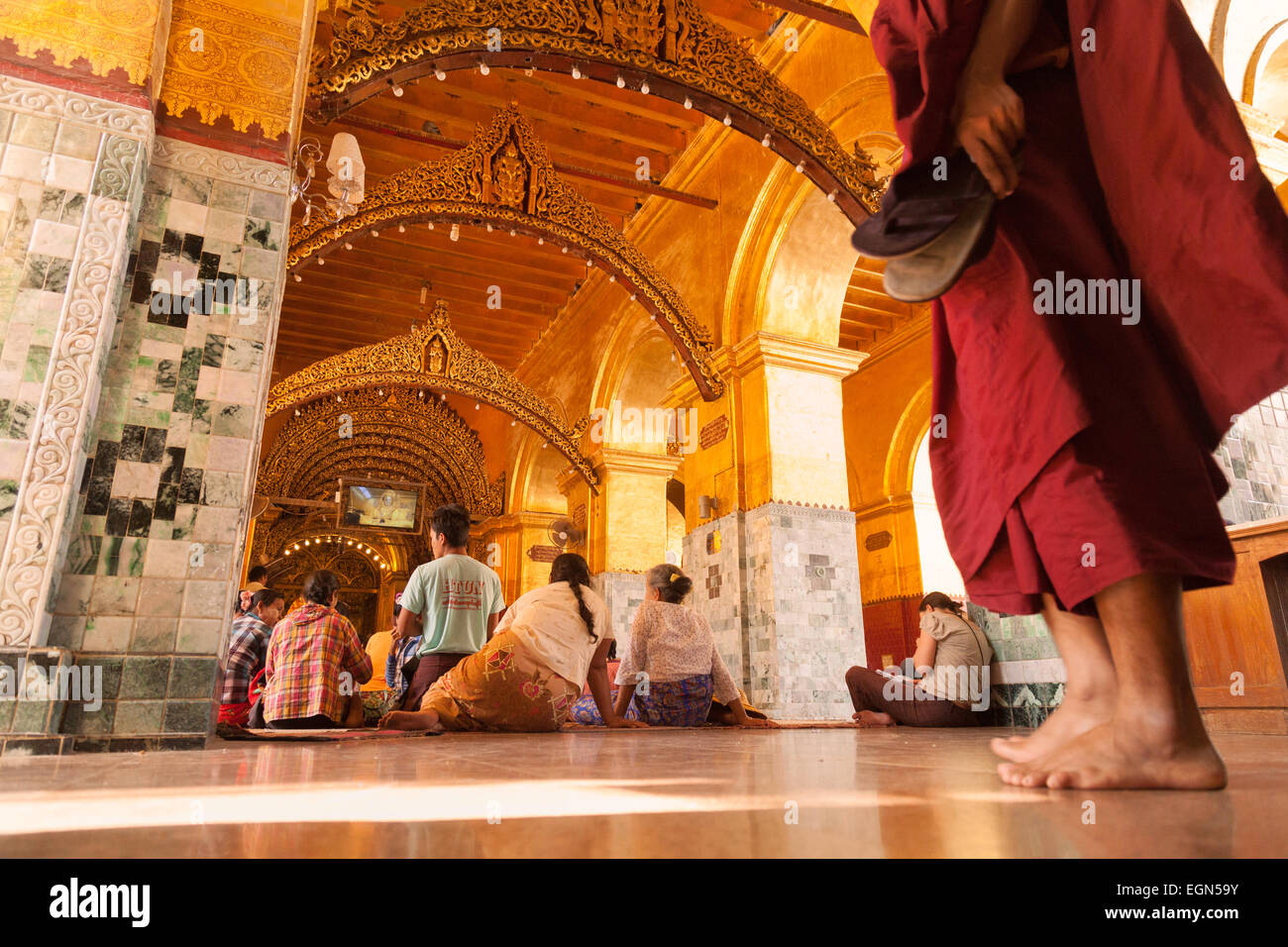 Un moine bouddhiste dans le temple du Bouddha Mahamuni, Mandalay, Myanmar ( Birmanie ), l'Asie Banque D'Images