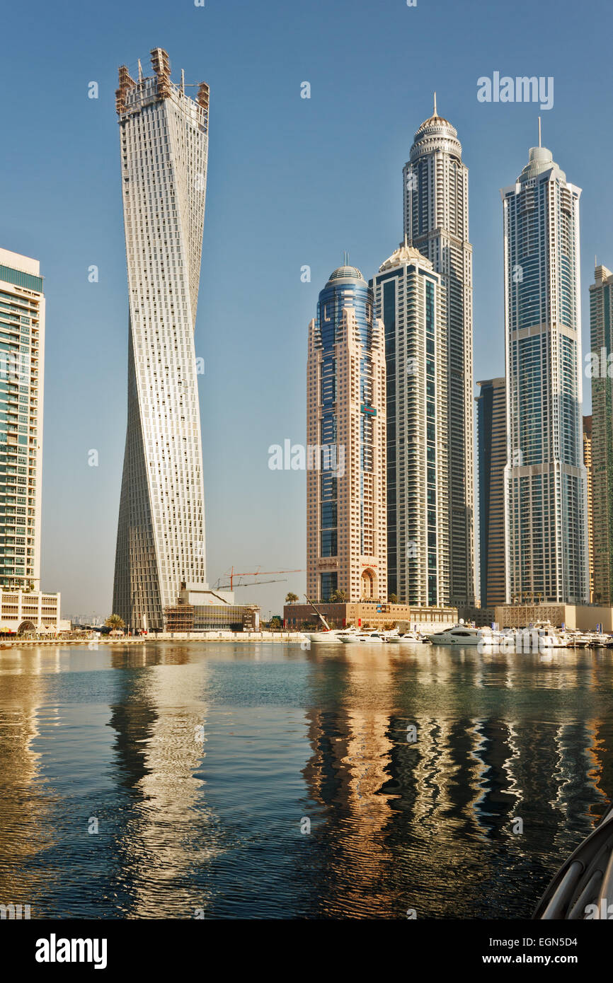 Dubaï, Émirats arabes unis - 13 novembre : bâtiments modernes dans la Marina de Dubaï, le 13 novembre 2012, DUBAÏ, ÉMIRATS ARABES UNIS. Dubaï a été le plus rapide l'élaboration des c Banque D'Images