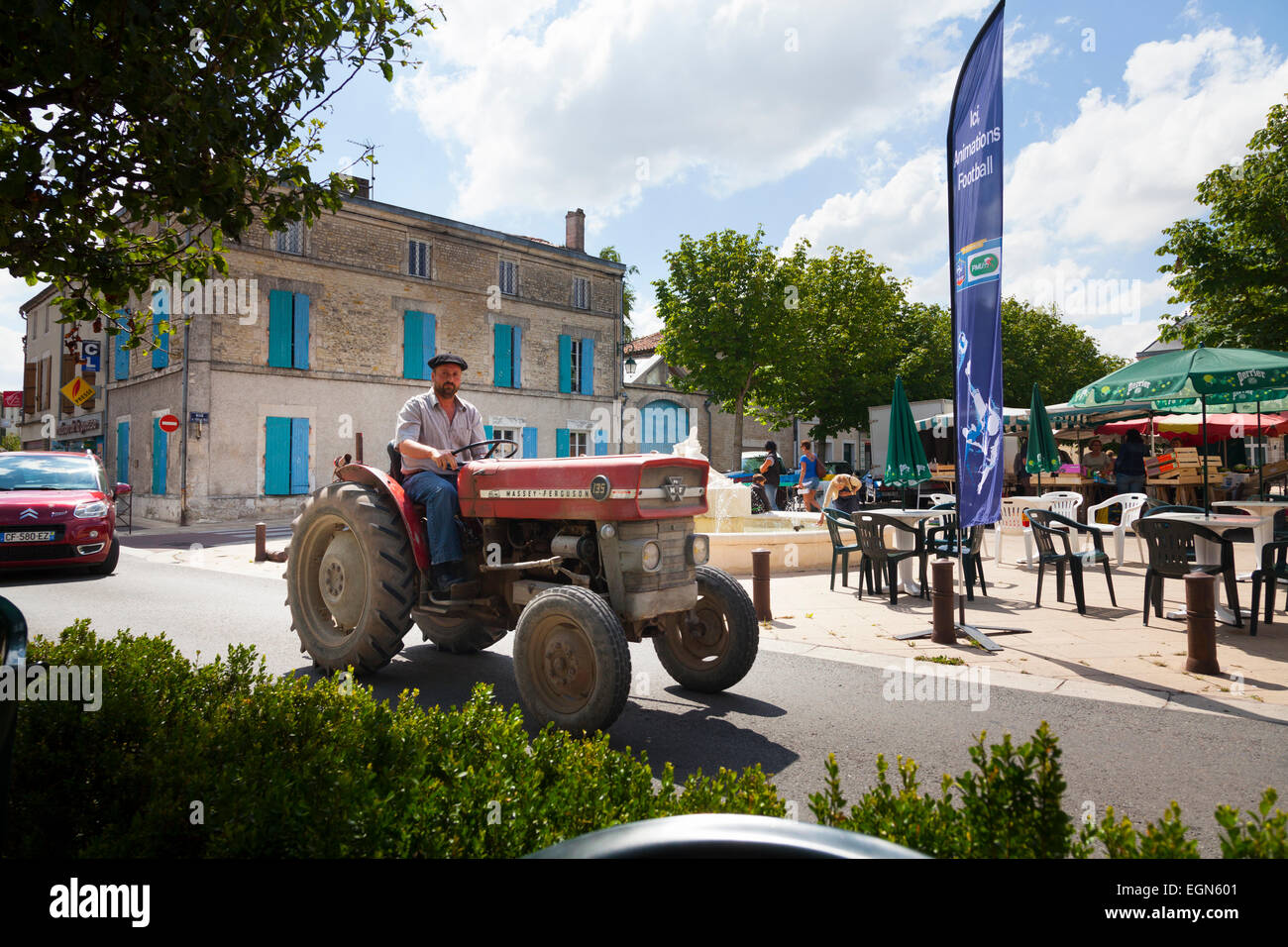 Béret français dans la conduite du tracteur grâce à French Village center Banque D'Images