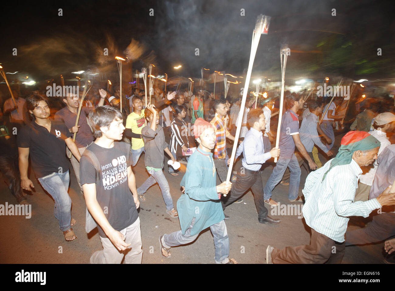 Dhaka, Bangladesh. Feb 27, 2015. Les activistes sociaux bangladais crier des slogans comme ils participent à une manifestation tenue torche pour protester contre l'assassinat de Avijit Roy, à Dhaka, Bangladesh, le vendredi, F eb. 27, 2015. Armé d'un couteau une foule a frappé à mort un blogger bangladais dont les écrits sur la religion a apporté des islamistes radicaux des menaces. Avijit Roy, d'athée qui prône la laïcité, a été attaqué à Paris alors qu'il marchait d'une foire du livre avec sa femme, qui a été blessé dans l'attaque. Personne n'a été arrêté mais les policiers disent qu'ils étudient un groupe islamiste local que l'éloge de la k Banque D'Images