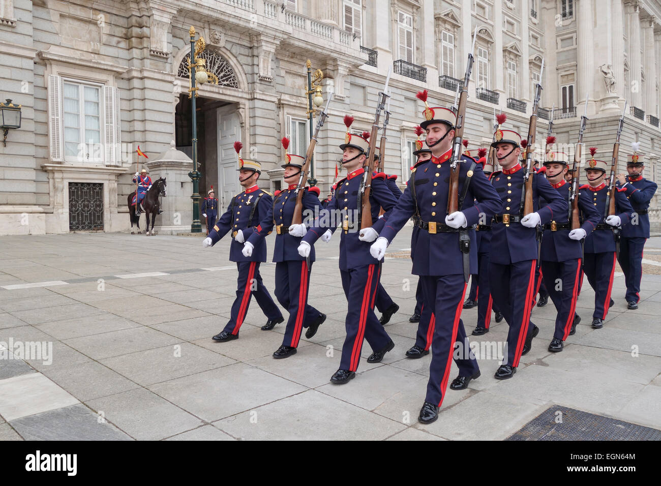 Cérémonie de la relève de la garde, des gardes au Palais Royal de Madrid,  Espagne Photo Stock - Alamy