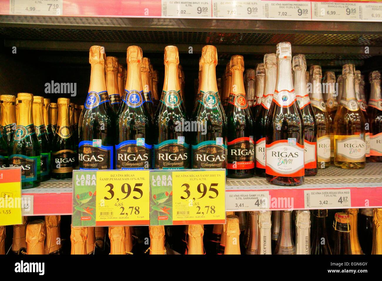 Riga Lettonie. Centre-ville nord hypermarché Rimi store. Affiche de l'allée de supermarché. Bouteille de vin champagne alcool vente en Lettonie Banque D'Images
