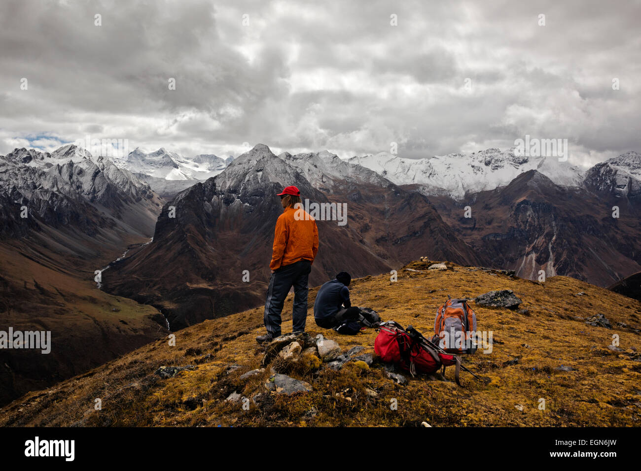 Bhoutan - Randonneurs à vista point au-dessus du Camp de Base des trekkers (Jangothang) donnant sur piste pour Bhonte La utilisé sur Jhomolhari Trek 2. Banque D'Images