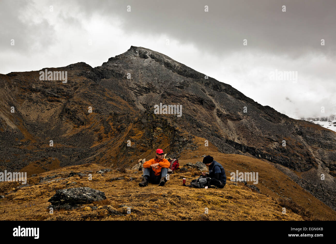 Bhoutan - Tom et accompagnateur, Gembo, à vista point au-dessus des trekkers (Camp de Base) Jangothang (altitude autour de 15 000 pieds). Banque D'Images