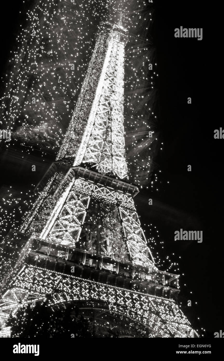 La tour Eiffel la nuit en noir et blanc à la recherche de lumières magiques inhabituels, long exposure Banque D'Images