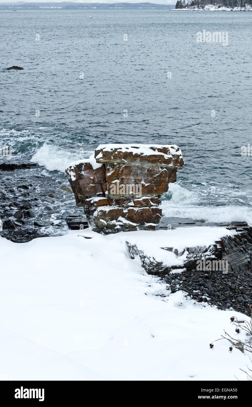 Pulpit Rock, une pile de mer couverte de neige devant la côte chemin dans Bar Harbor, Maine. Banque D'Images