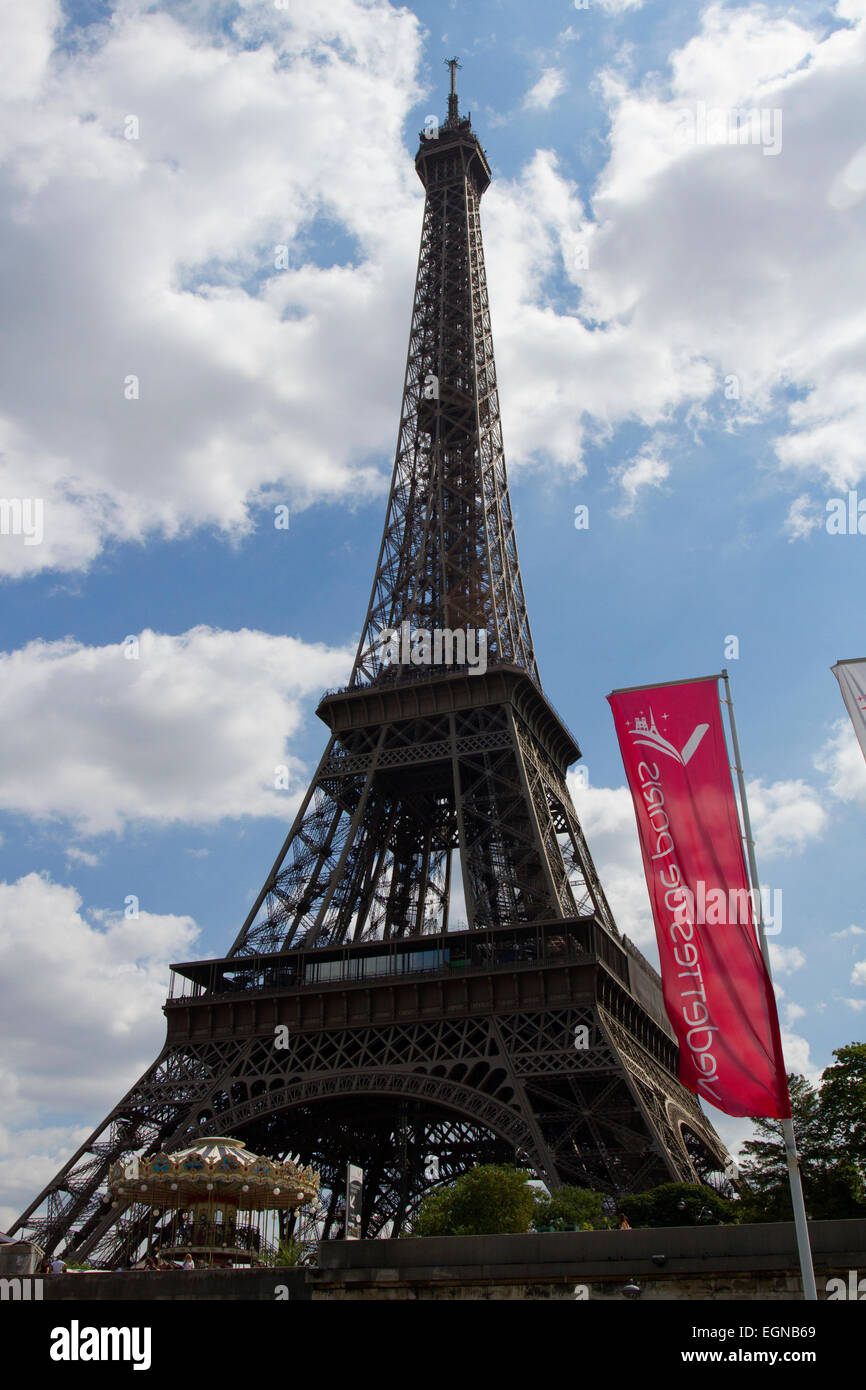 La Tour Eiffel ou la tour Eiffel, Champ de Mars, Paris, France à partir de la Seine en août Banque D'Images