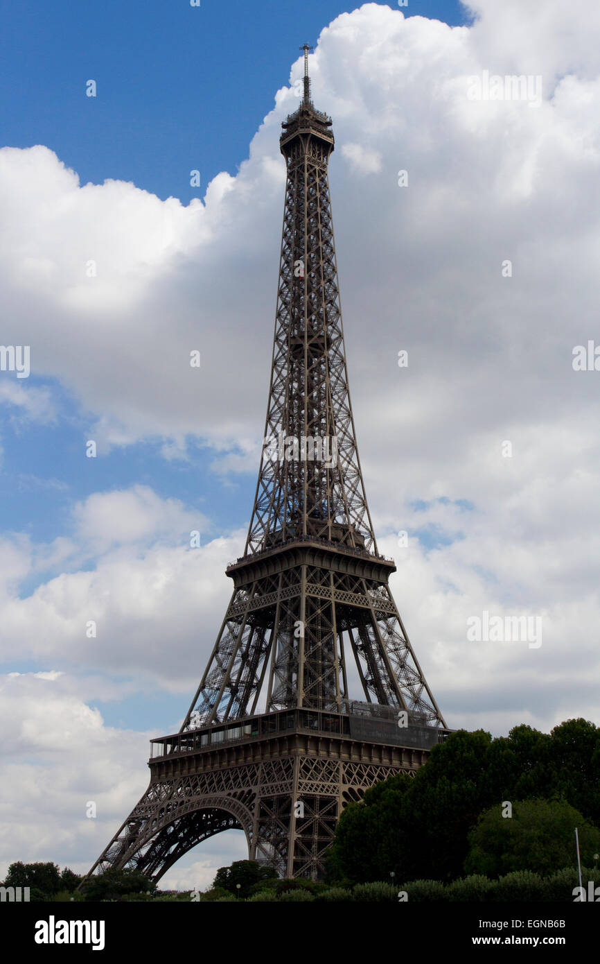 La Tour Eiffel ou la tour Eiffel, Champ de Mars, Paris, France à partir de la Seine en août Banque D'Images