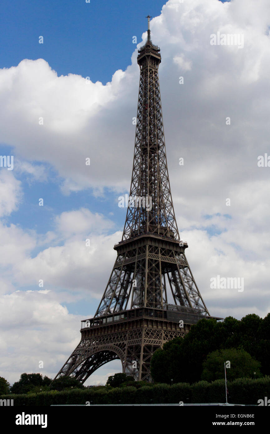 La Tour Eiffel ou la tour Eiffel, Champ de Mars, Paris, France à partir de la Seine en août Banque D'Images