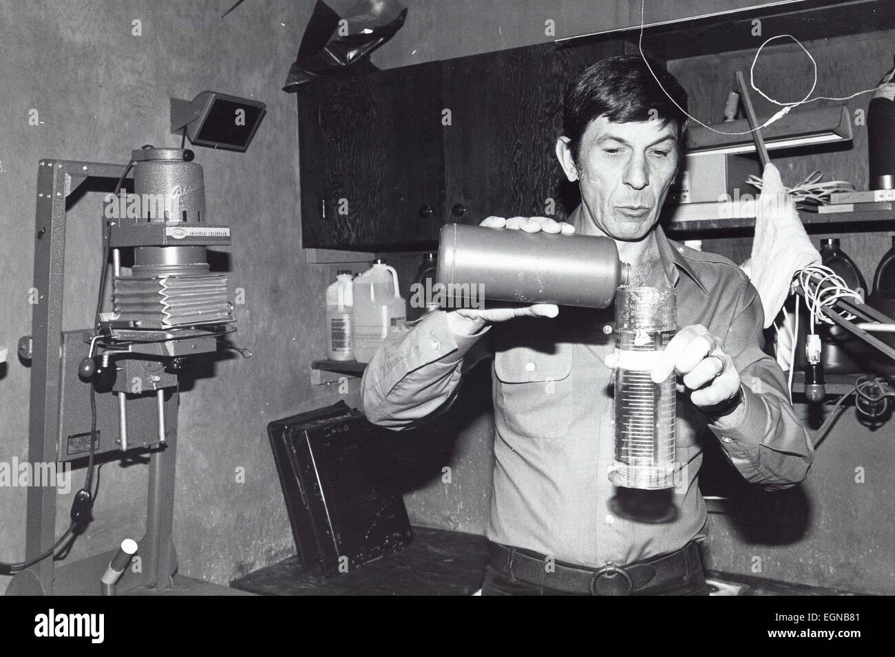 Fichier. Feb 27, 2015. LEONARD NIMOY, l'acteur qui a remporté un titre mondial à la suite de Monsieur Spock, le premier officier de l'alien Starship Enterprise dans la série de télévision et de film 'Star Trek, ' est décédé vendredi matin à son domicile dans le Bel Air, à Los Angeles. Il était de 83. Son épouse, Susan Bay Nimoy, confirmé sa mort, disant la cause était une bronchopneumopathie chronique obstructive. Leonard Nimoy - Photo c. Les années 1980 - Los Angeles, Californie, États-Unis - Travailler en laboratoire de photo des photos il a capturé. © Globe Photos/ZUMAPRESS.com/Alamy Live News Banque D'Images