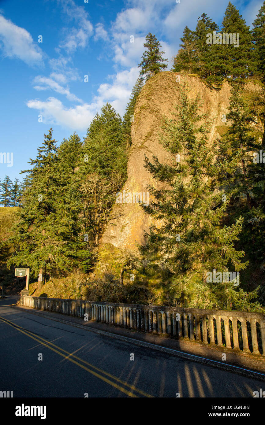 Falaise rocheuse le long de Dell à Shepherd's Columbia River Scenic Highway, Oregon, USA Banque D'Images