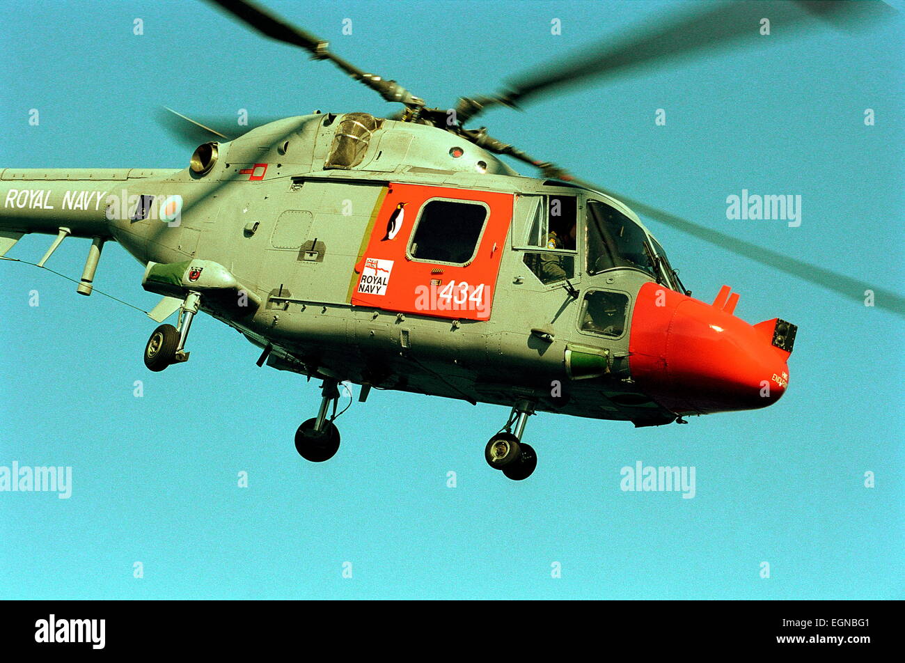 AJAXNETPHOTO   SEP 2003. - Soulever - Un hélicoptère LYNX DE LA FUITE DE LA ROYAL NAVY Le HMS ENDURANCE NAVIRE DE PATROUILLE DES GLACES, PENDANT LES EXERCICES EN VOL EST DANS LE CANAL. PHOTO : JONATHAN EASTLAND/AJAX. REF:309311/26 Banque D'Images