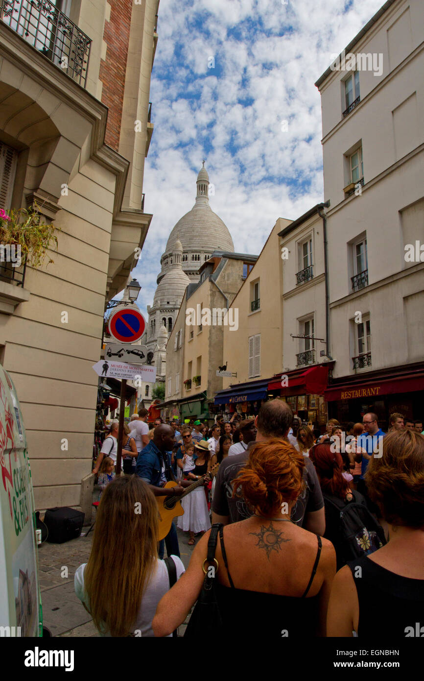 Vue sur la rue animée de Montmartre à la basilique du Sacré Coeur, Paris, France en août Banque D'Images
