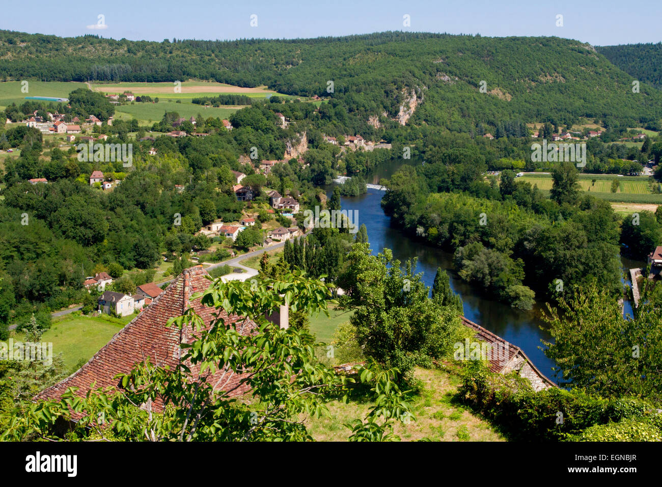 La rivière Lot et campagne environnante de village médiéval de Saint-Cirq-Lapopie, département du Lot, au sud-ouest de la France en août Banque D'Images
