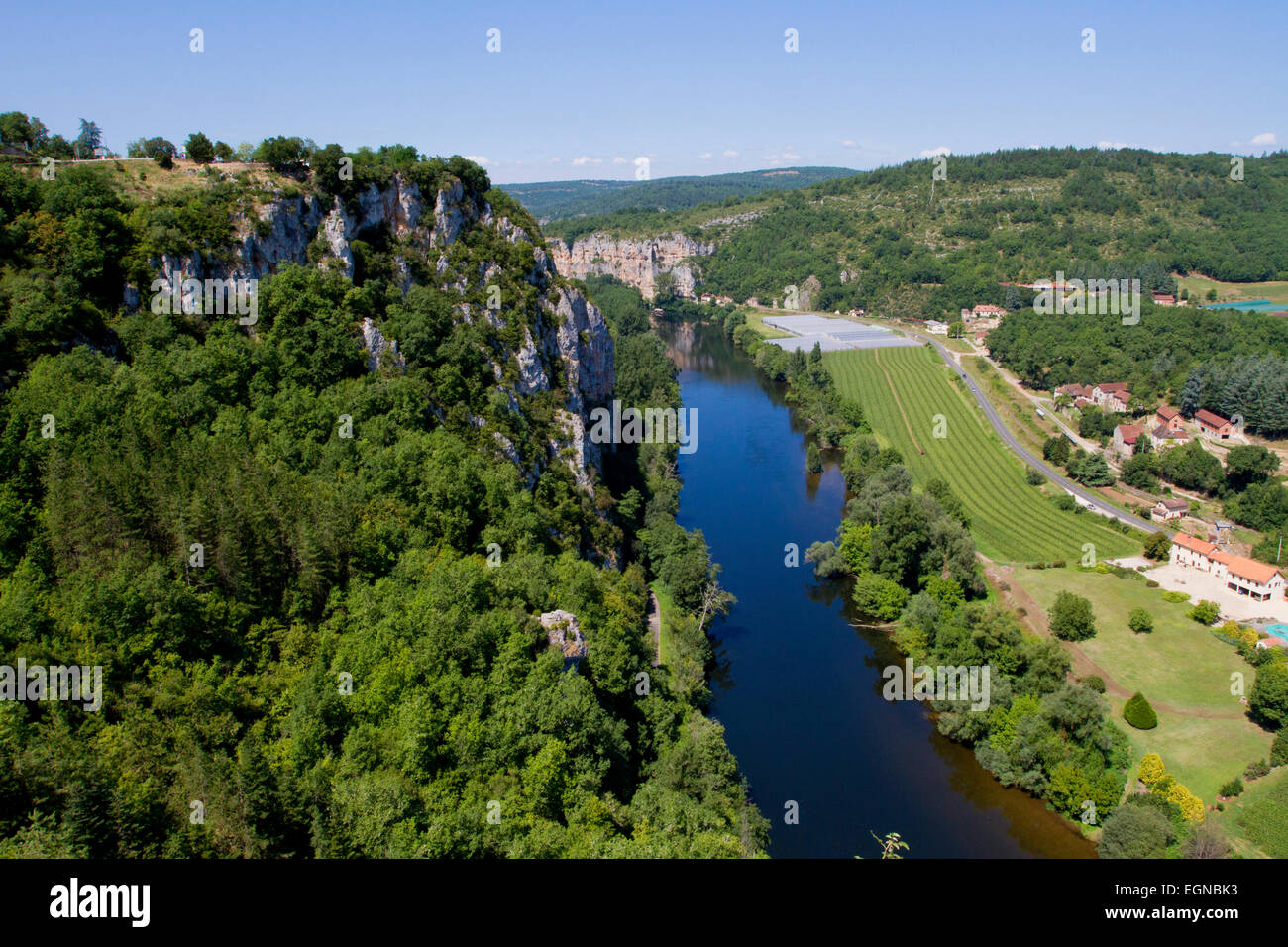 La rivière Lot et campagne environnante de village médiéval de Saint-Cirq-Lapopie, département du Lot, au sud-ouest de la France en août Banque D'Images