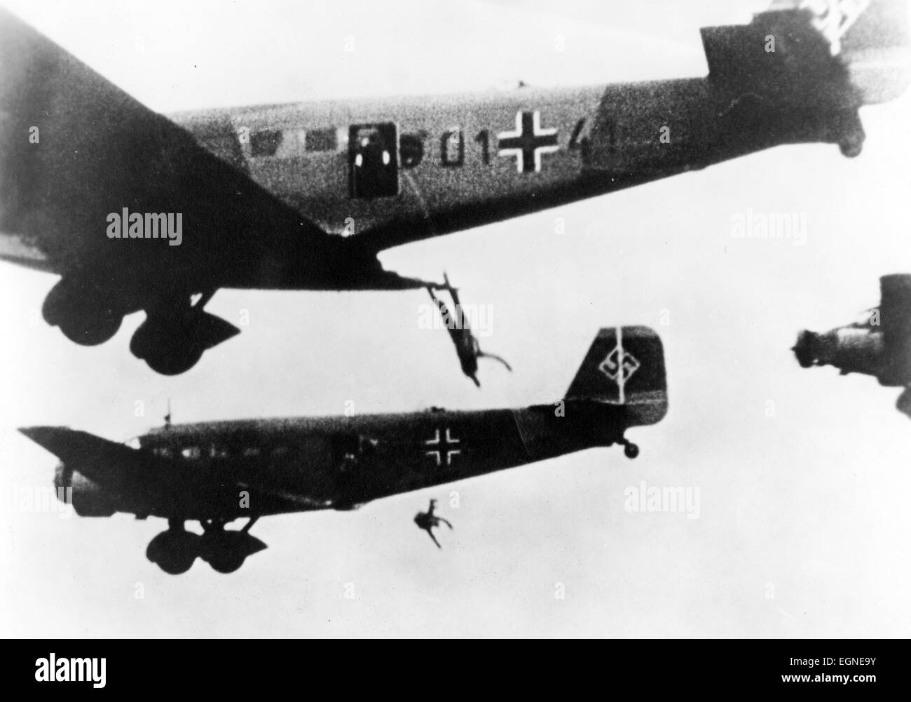 Les parachutistes allemands ( FALLSCHIRMJAGER) passant d'avion Junkers sur la Crète en mai 1941 Banque D'Images