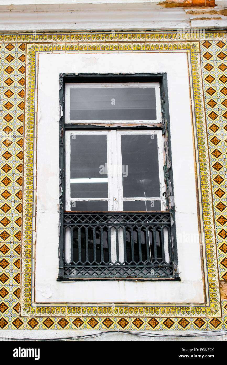 Vieille fenêtre surround avec un sol carrelé et de barres vertes. Banque D'Images