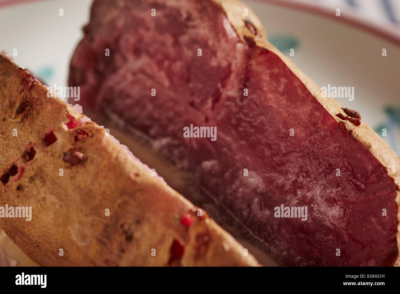 Violet cuit, coupé en deux et un moule beurré Banque D'Images