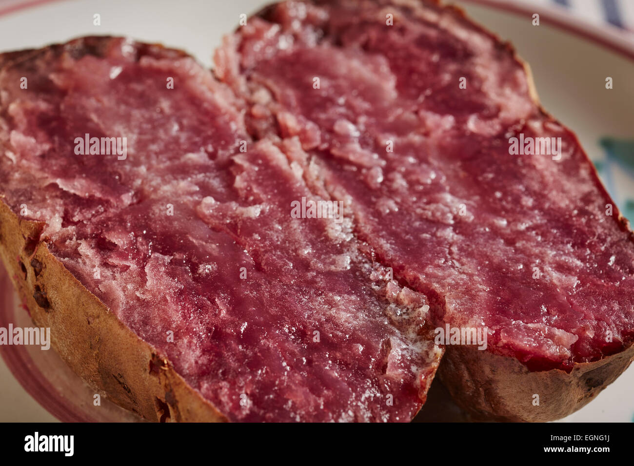 Violet cuit, coupé en deux et un moule beurré Banque D'Images