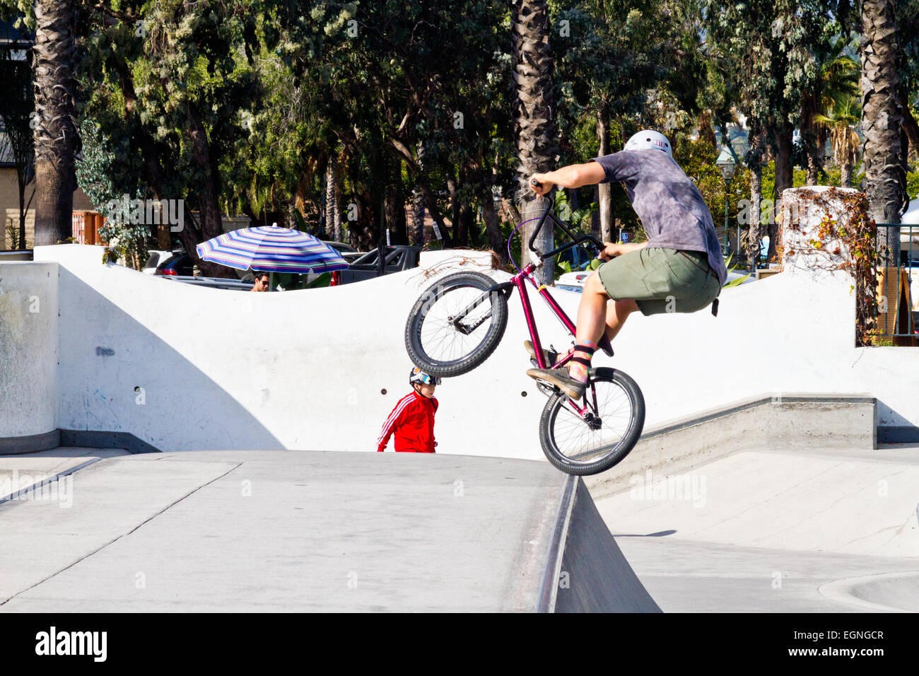 Un garçon d'effectuer une cascade avec un vélo à un skate park à Santa Barbara, en Californie. Banque D'Images