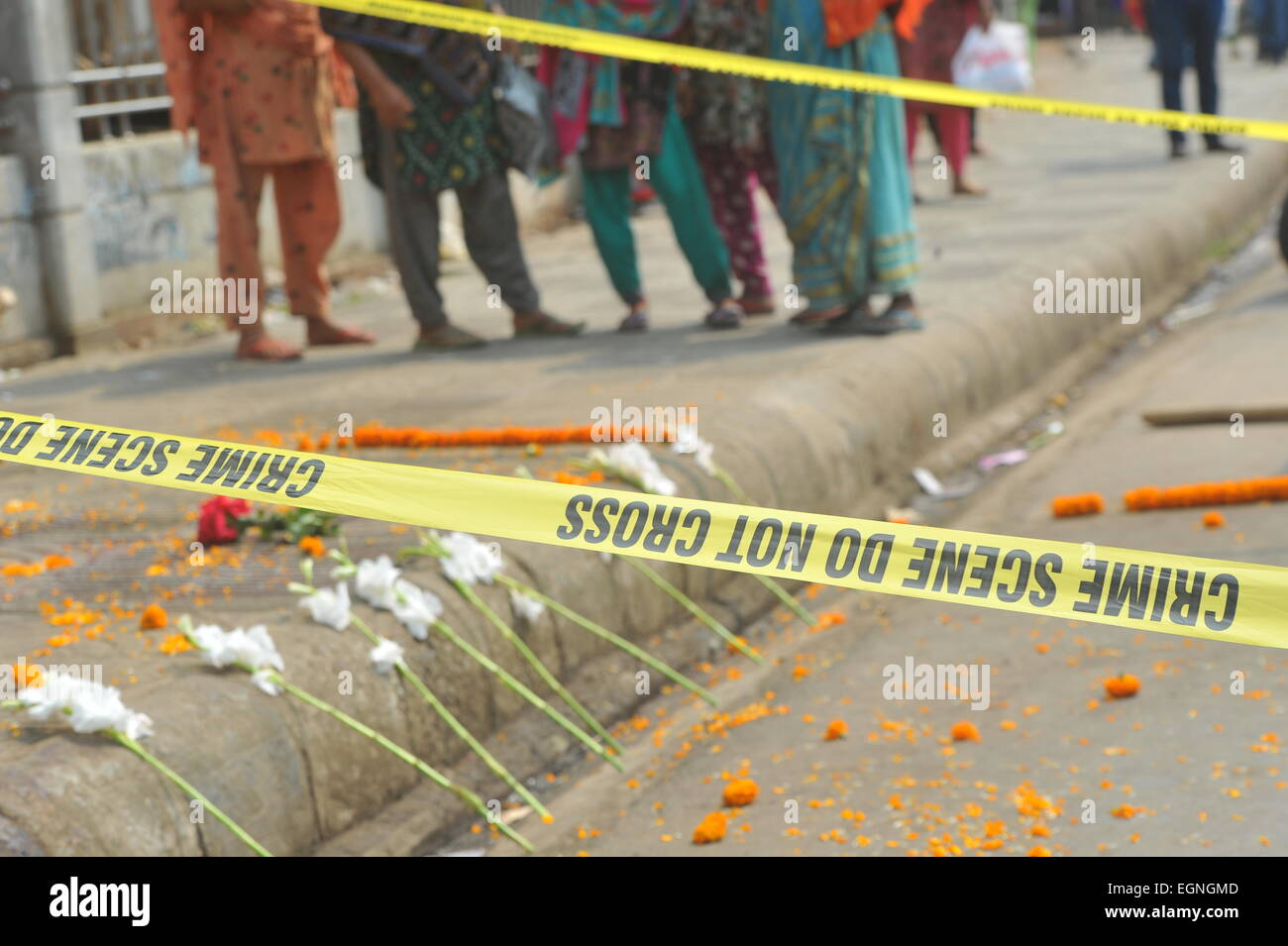 Dhaka, Bangladesh. 27 Février, 2015. L'endroit du meurtre marqué avec grande mare de sang est encercler par la police. Blogger Avijit Roy qui était connu pour ses écrits contre l'intégrisme religieux a été frappé à mort par des assaillants inconnus, est décédé jeudi soir après qu'il a été conduit à Dhaka Medical College Hospital . Des centaines d'étudiants, enseignants et citoyens anonymes rally à l'extérieur de l'Université de Dacca pour protester contre la mort brutale de l'origine du Bangladesh de blogger nous Avijit Roy. Credit : Mohammad Asad/Pacific Press/Alamy Live News Banque D'Images