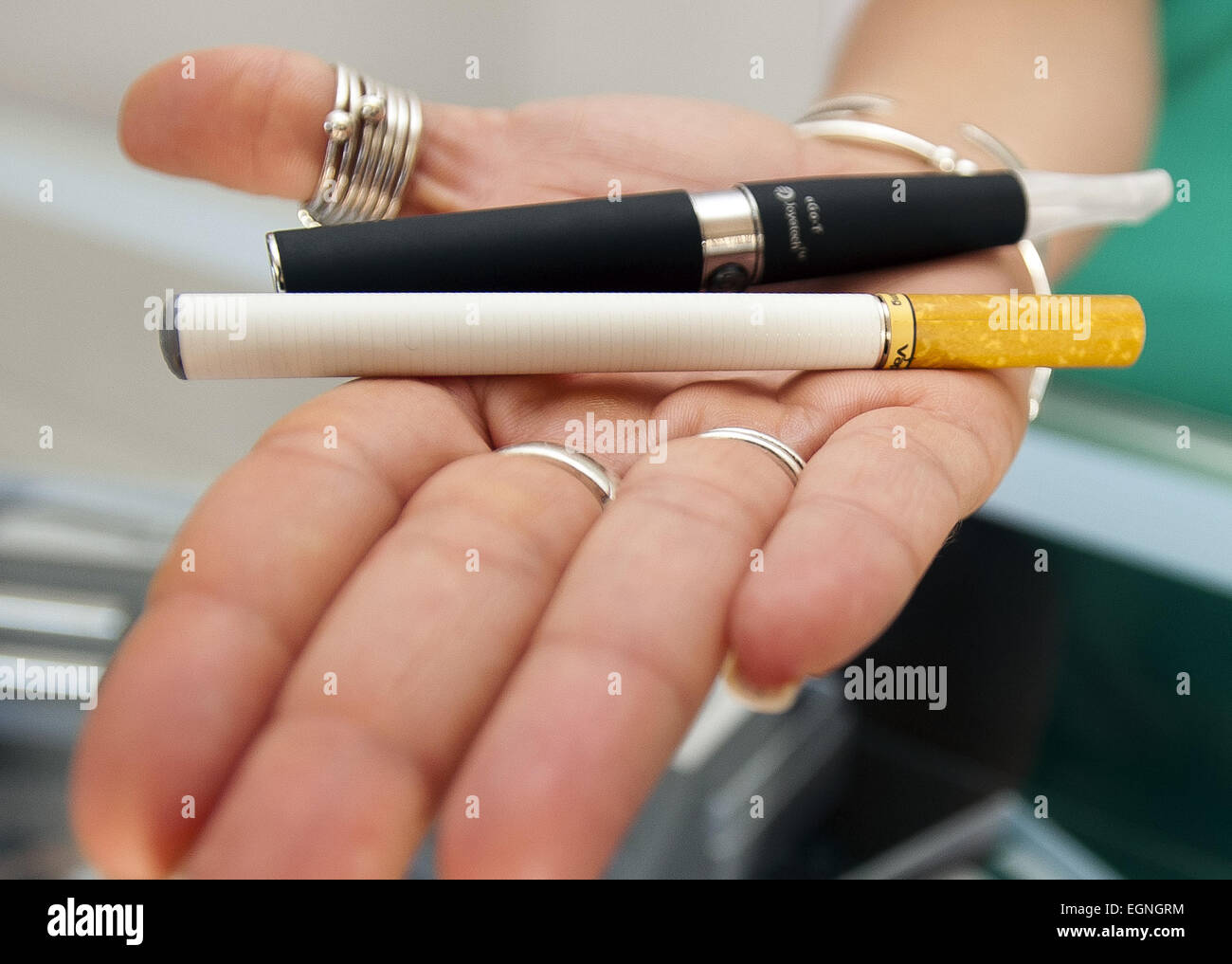 elfbar nachfüll pod läuft aus E cigarette smoking usa hi-res stock photography and images main image 1