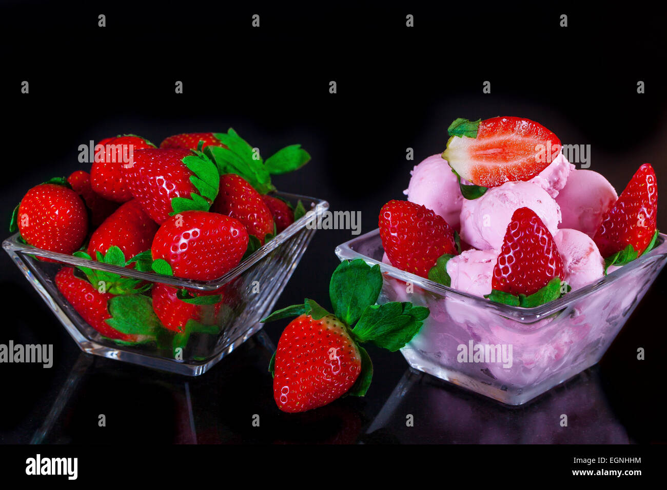 La crème glacée aux fraises et fraises fraîches. Banque D'Images