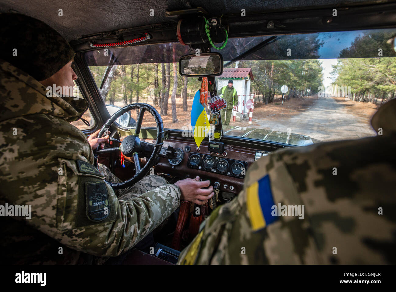 Soldat en uniforme militaire avec 'Desna' chevron conduit la voiture d'essai de la 169e centre de formation de forces terrestres de l'Ukraine, plus grande formation formation militaire en Ukraine, à Desna cantonnement fermée, ville de l'Ukraine. 25 de février. Photo par Oleksandr Rupeta Banque D'Images