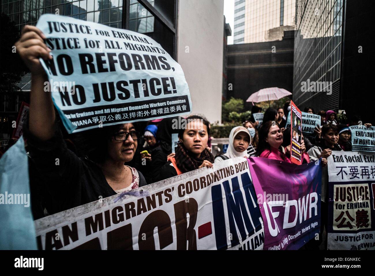 Hong Kong. 27 Février, 2015. Les travailleurs domestiques étrangers à Hong Kong montrant leur soutien à Erwiana et appelant à la justice pour tous les travailleurs migrants. Une femme au foyer de Hong Kong a été condamné à six ans de prison pour avoir abusé de Erwiana, un jeune travailleur indonésien elle gardé prisonnier dans sa maison. Credit : ZUMA Press, Inc./Alamy Live News Banque D'Images