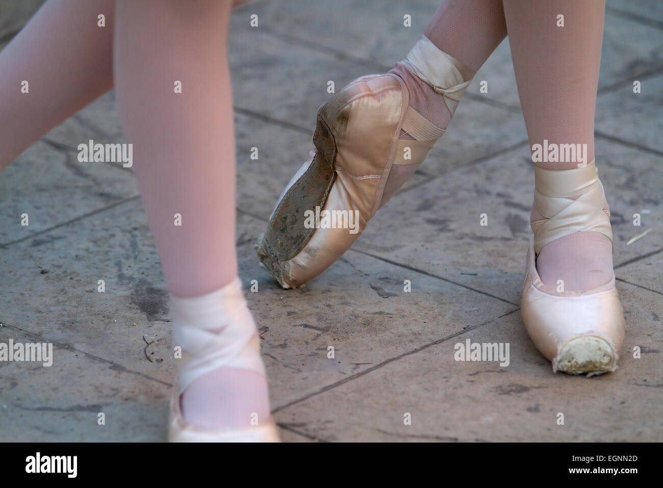 Chaussures de ballet sur deux jolies ballerines avant considérant Photo  Stock - Alamy