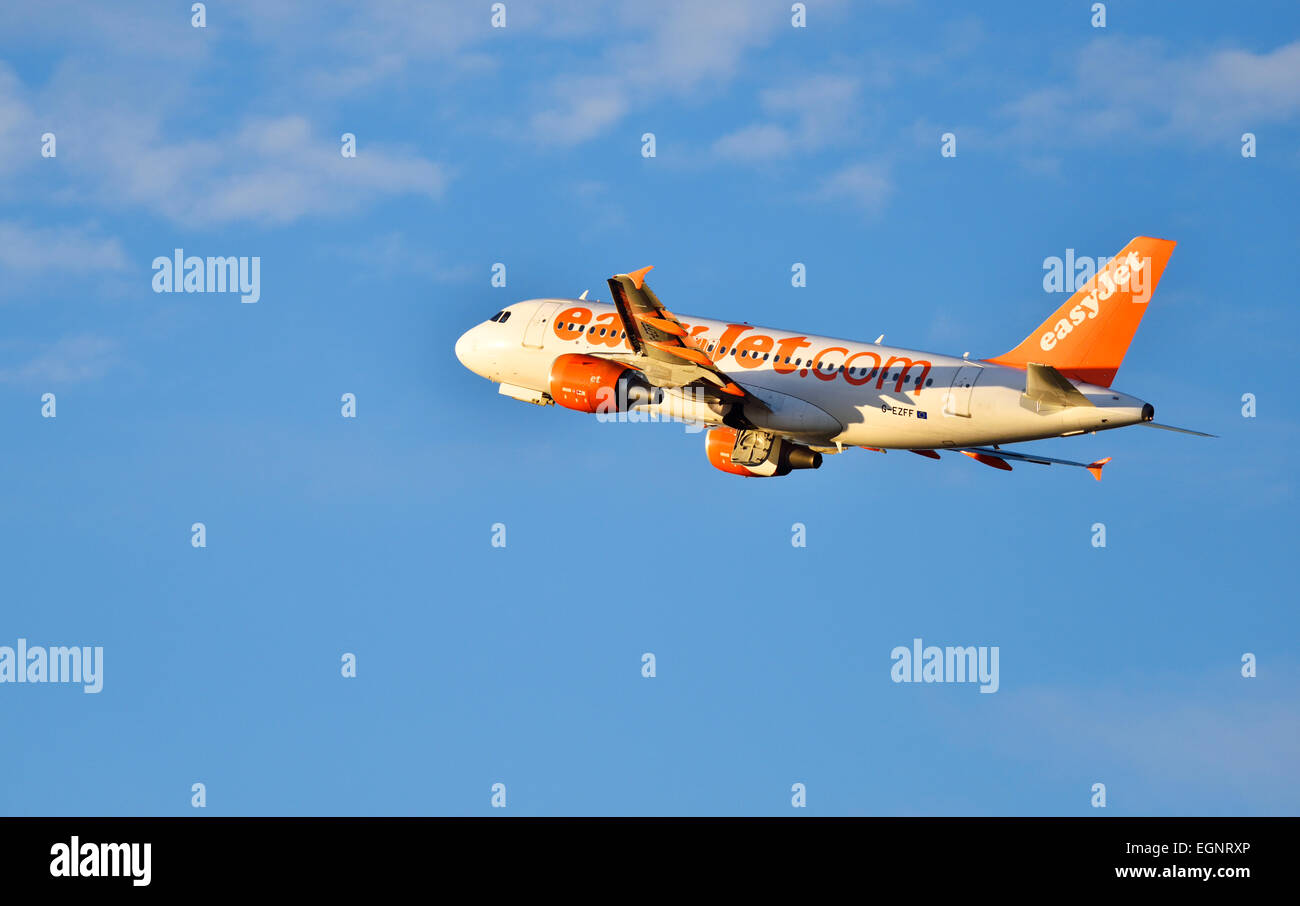 Easyjet, Easy Jet, Airbus, une 319, 320, 321, décoller, prendre de, commencer, coucher de soleil, lever du soleil, crépuscule, avion, avion, avion, Banque D'Images