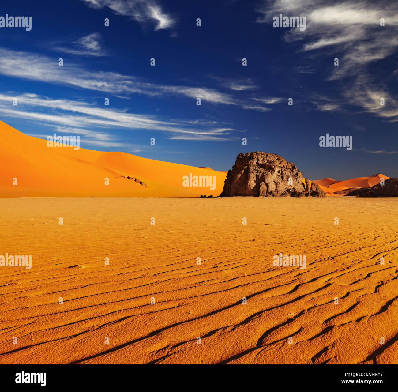 Dunes de sable et rochers, désert du Sahara, l'Algérie Banque D'Images