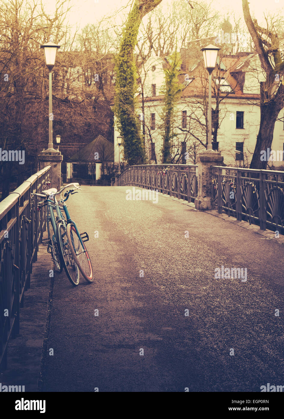 Des vélos sur un pont en hiver Banque D'Images