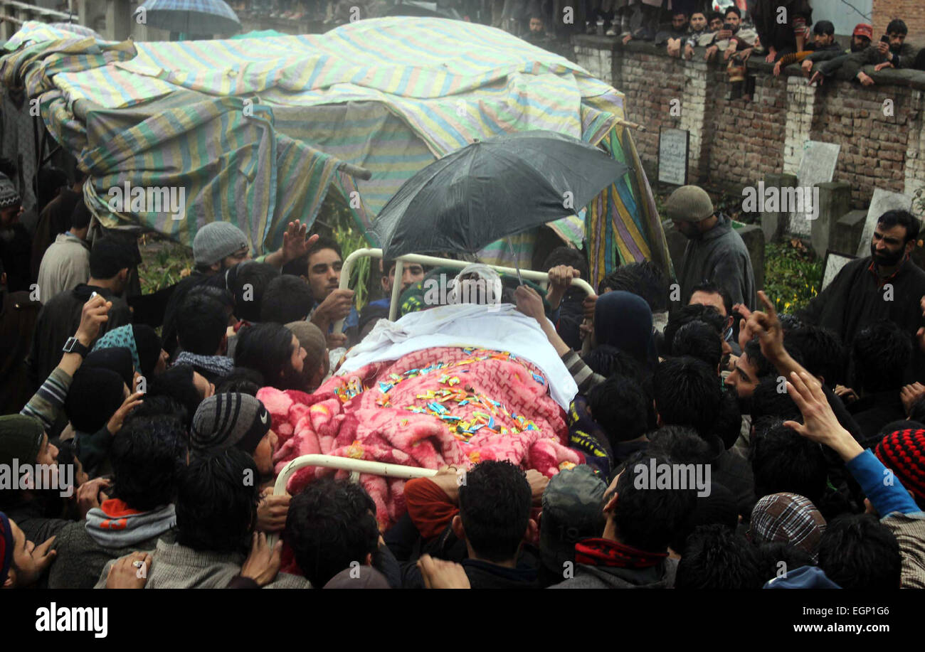 Srinagar, Cachemire sous administration indienne. 28 Février, 2015. Villageois musulmans crier des slogans comme ils portent le corps d'Idris Shah, un militant local du Hizbul Mujahideen tenue, pendant son cortège funéraire dans village Dadsar, quelque 37 kilomètres (23 milles) au sud de Srinagar, des milliers de villageois ont scandé des slogans comme ils ont participé aux funérailles de deux Hizbul Mujahideen militants qui ont été tués lors d'une nuit rencontre avec les forces de sécurité dans un village du sud de la région Crédit : Sofi Suhail/Alamy Live News Banque D'Images
