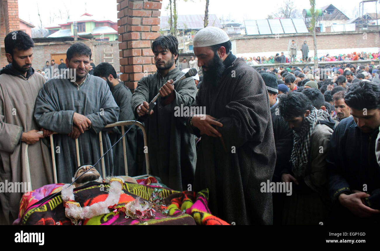 Srinagar, Cachemire sous administration indienne. 28 Février, 2015. Villageois musulmans offrant le jinazah d'Idris Shah près du corps , un militant local du Hizbul Mujahideen tenue, pendant son cortège funéraire dans village Dadsar, quelque 37 kilomètres (23 milles) au sud de Srinagar, des milliers de villageois ont scandé des slogans comme ils ont participé aux funérailles de deux Hizbul Mujahideen militants qui ont été tués lors d'une nuit rencontre avec les forces de sécurité dans un village du sud de la région Crédit : Sofi Suhail/Alamy Live News Banque D'Images