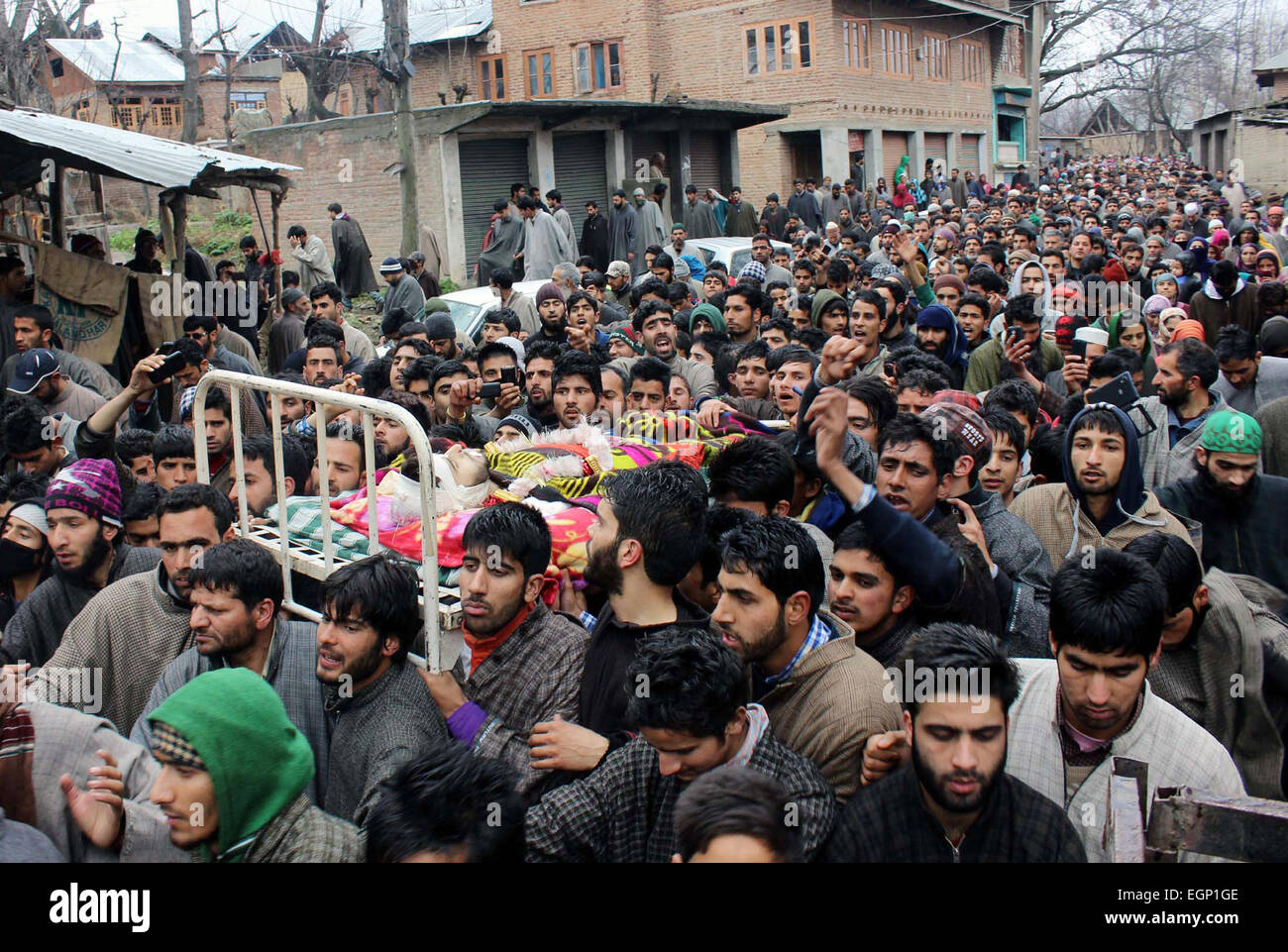 Srinagar, Cachemire sous administration indienne. 28 Février, 2015. Villageois musulmans crier des slogans comme ils portent le corps d'Idris Shah, un militant local du Hizbul Mujahideen tenue, pendant son cortège funéraire dans village Dadsar, quelque 37 kilomètres (23 milles) au sud de Srinagar, des milliers de villageois ont scandé des slogans comme ils ont participé aux funérailles de deux Hizbul Mujahideen militants qui ont été tués lors d'une nuit rencontre avec les forces de sécurité dans un village du sud de la région Crédit : Sofi Suhail/Alamy Live News Banque D'Images