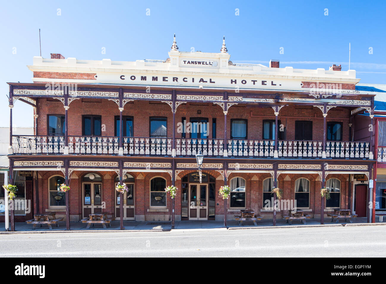 Le Commercial Hotel dans le centre-ville historique de Beechworth par une froide journée d'automne à Victoria, Australie Banque D'Images