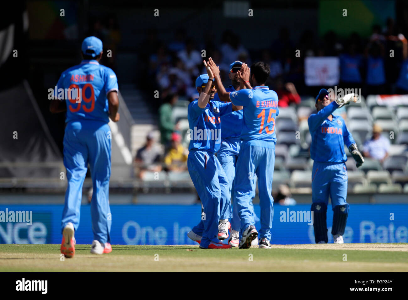 Perth, Australie. 07Th Feb 2015. ICC Cricket World Cup. L'Inde par rapport aux Emirats Arabes Unis. Ouverture indienne bowler B.Kumar célèbre le guichet de Amjad Ali. © Plus Sport Action/Alamy Live News Banque D'Images