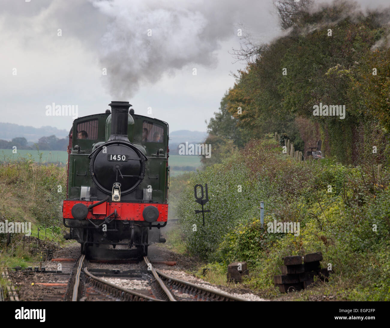 La locomotive à vapeur 1450 approchant Ropley Station sur le milieu Hants Railway (Cresson) Ligne Hampshire, England, UK. Banque D'Images