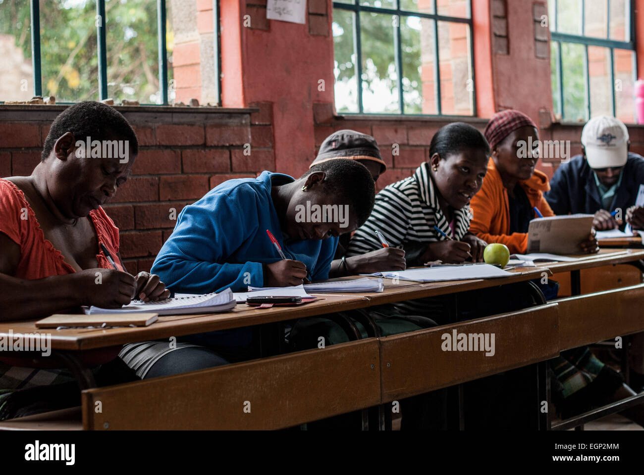 Maseru, Lesotho. 28 Février, 2015. Les gens de remplir leurs bulletins de vote dans un centre de vote à Maseru, capitale du Lesotho, le 28 février 2015. Au Lesotho, les électeurs se sont rendus aux urnes le samedi pour une élection anticipée visant à mettre fin à une impasse politique dans le royaume. Credit : Sun River/Xinhua/Alamy Live News Banque D'Images