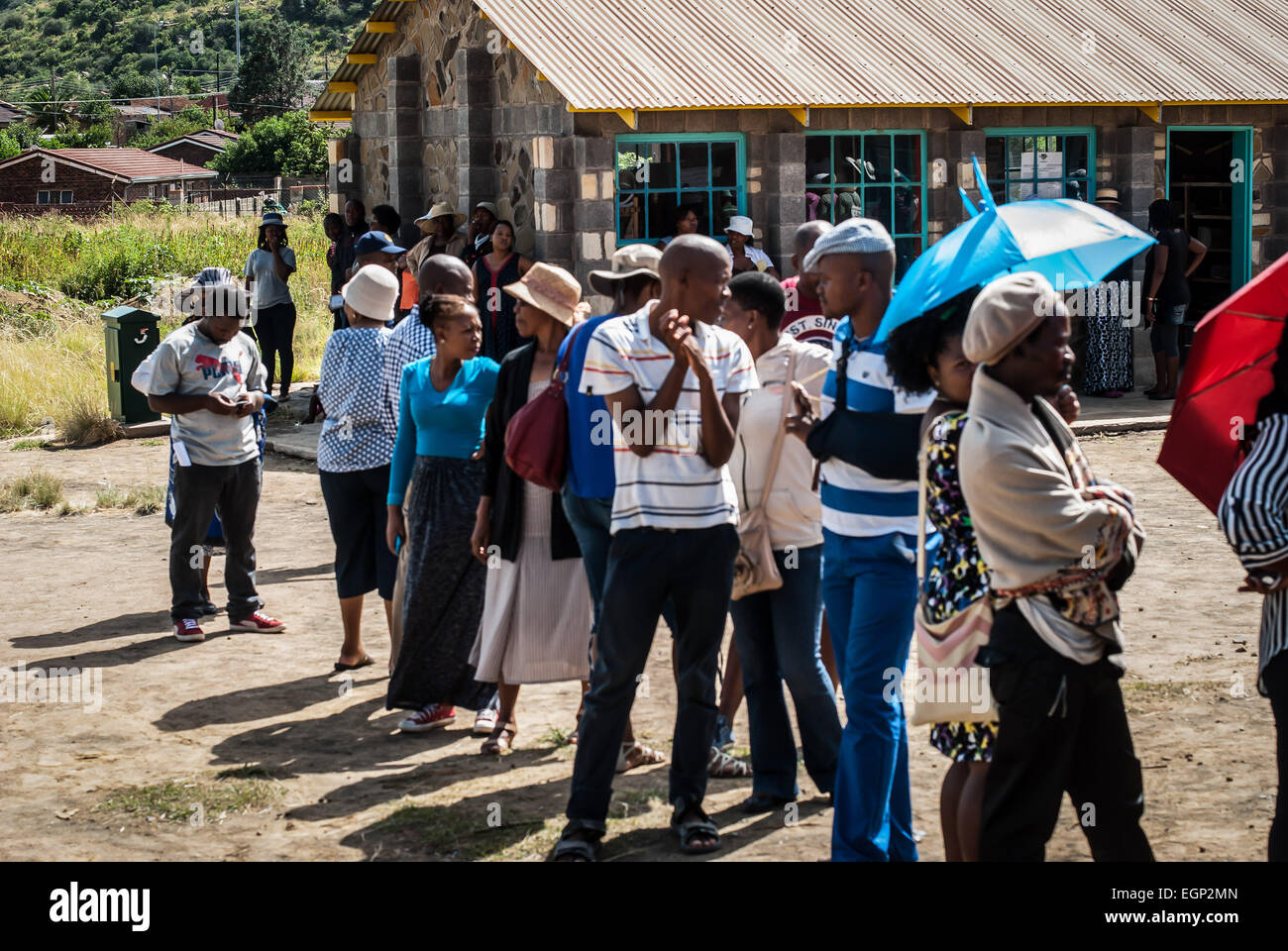 Maseru, Lesotho. 28 Février, 2015. Les gens font la queue pour voter dans un centre de vote à Maseru, capitale du Lesotho, le 28 février 2015. Au Lesotho, les électeurs se sont rendus aux urnes le samedi pour une élection anticipée visant à mettre fin à une impasse politique dans le royaume. Credit : Sun River/Xinhua/Alamy Live News Banque D'Images